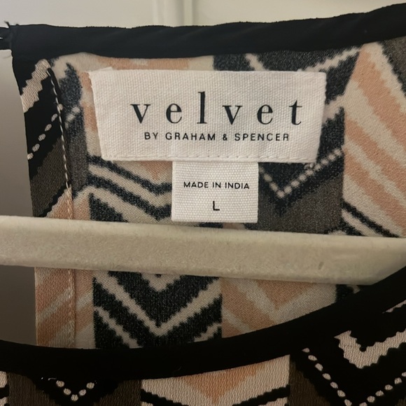 Velvet by Graham & Spencer beautiful patterned dress! - Picture 2 of 5